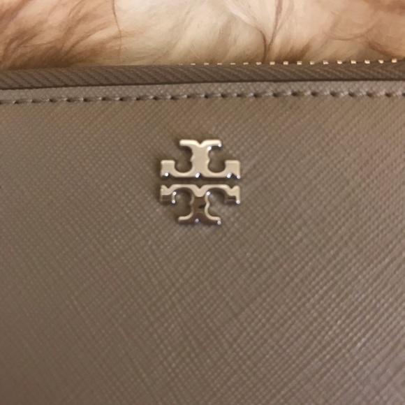 Tory Burch Robinson Zip Wristlet French Gray - Picture 6 of 6